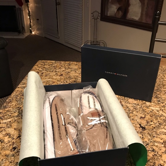 Tommy Hilfiger size 13.. - Picture 2 of 7